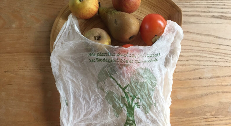 Les sacs en "bioplastique" comme ceux à partir d'amidon de maïs ne sont pas une alternative beaucoup plus durable © MQA